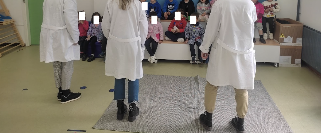 A doctora lingua visita o cole